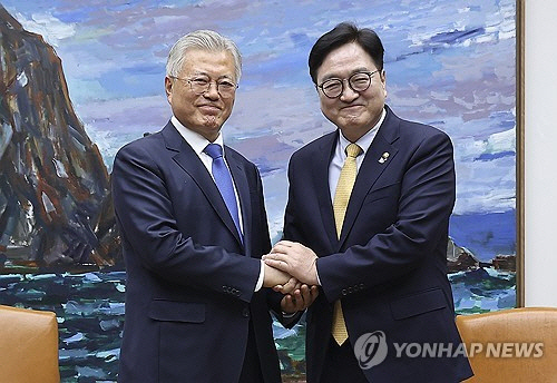 4·27 판문점선언 7주년 기념식 참석차 국회를 방문한 문재인(왼쪽) 전 대통령이 25일 서울 여의도 국회에서 우원식 국회의장과 기념 촬영하고 있다. [국회사진기자단=연합뉴스]